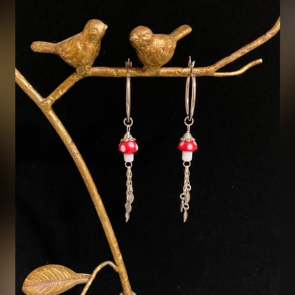 🚨HOST PICK🚨 2/$20 🍄🍃Amanita Muscaria Mushroom Leaf Chain Hoop Earrings - Picture 5 of 5